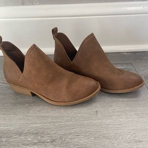 Universal Thread Brown Booties